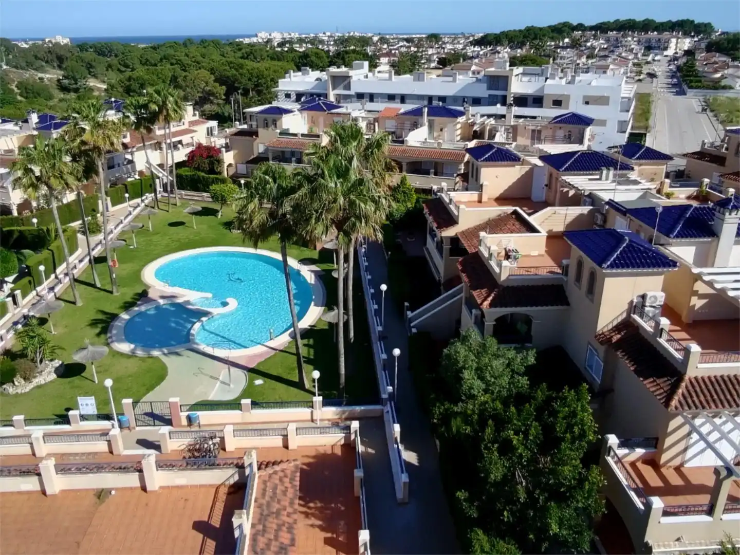 Flat for sale in Calle Río Esla, 1, Mil Palmeras Exterior view of Flat for sale in Pilar de la Horadada with Air Conditioner, Terrace and Swimming Pool