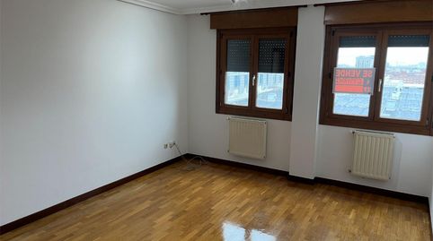 Foto 2 de Piso en venta en Calle Velázquez, 8, Montevil, Gijón