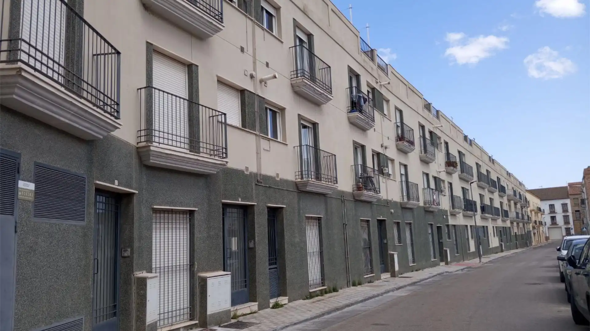 Außenansicht von Wohnung zum Verkauf in Estepa mit Klimaanlage, Terrasse und Abstellraum