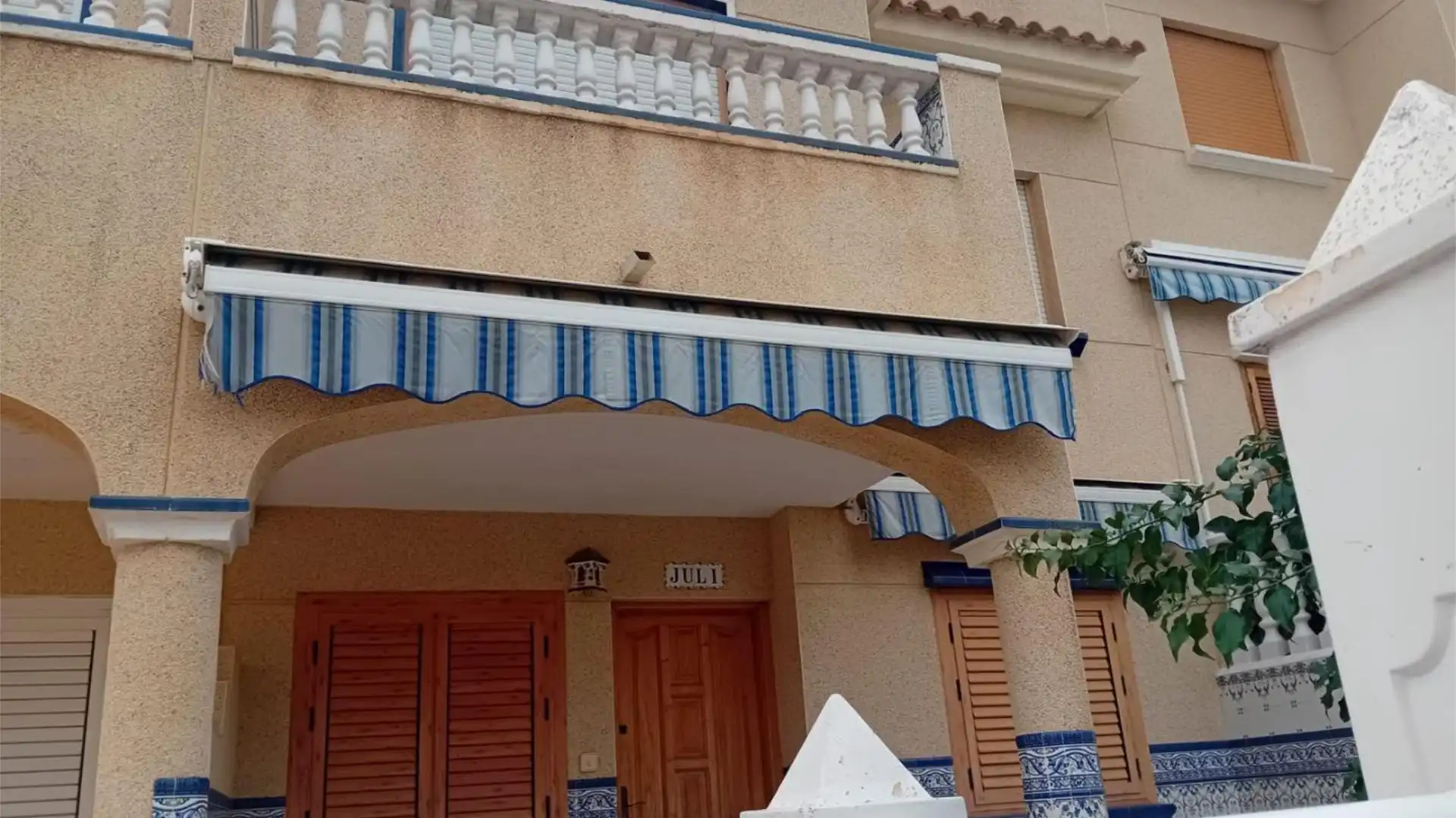 Vista exterior de Casa adosada de lloguer en Santa Pola amb Aire condicionat, Terrassa i Piscina