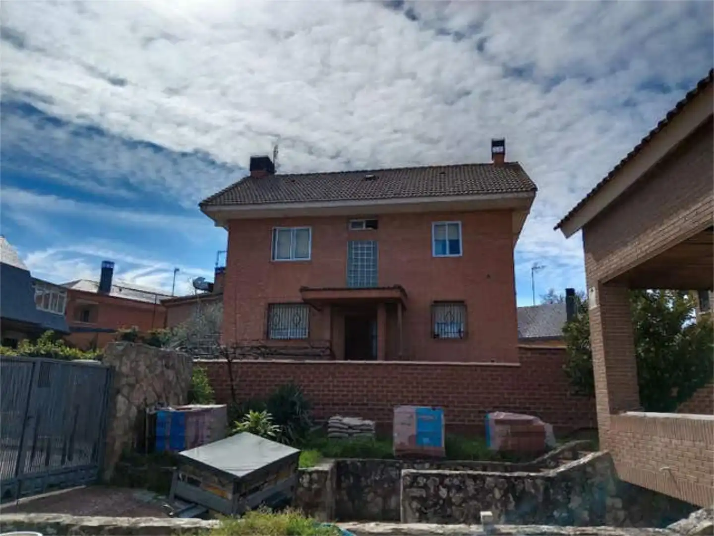 Casa adosada en venta en Las Conejeras - Esparragal Vista exterior de Casa adosada en venta en Coslada con Calefacción, Terraza y Trastero