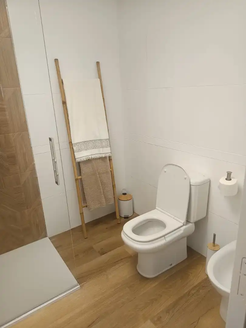 Baño de Ático de alquiler en Cangas  con Aire acondicionado, Terraza y Balcón