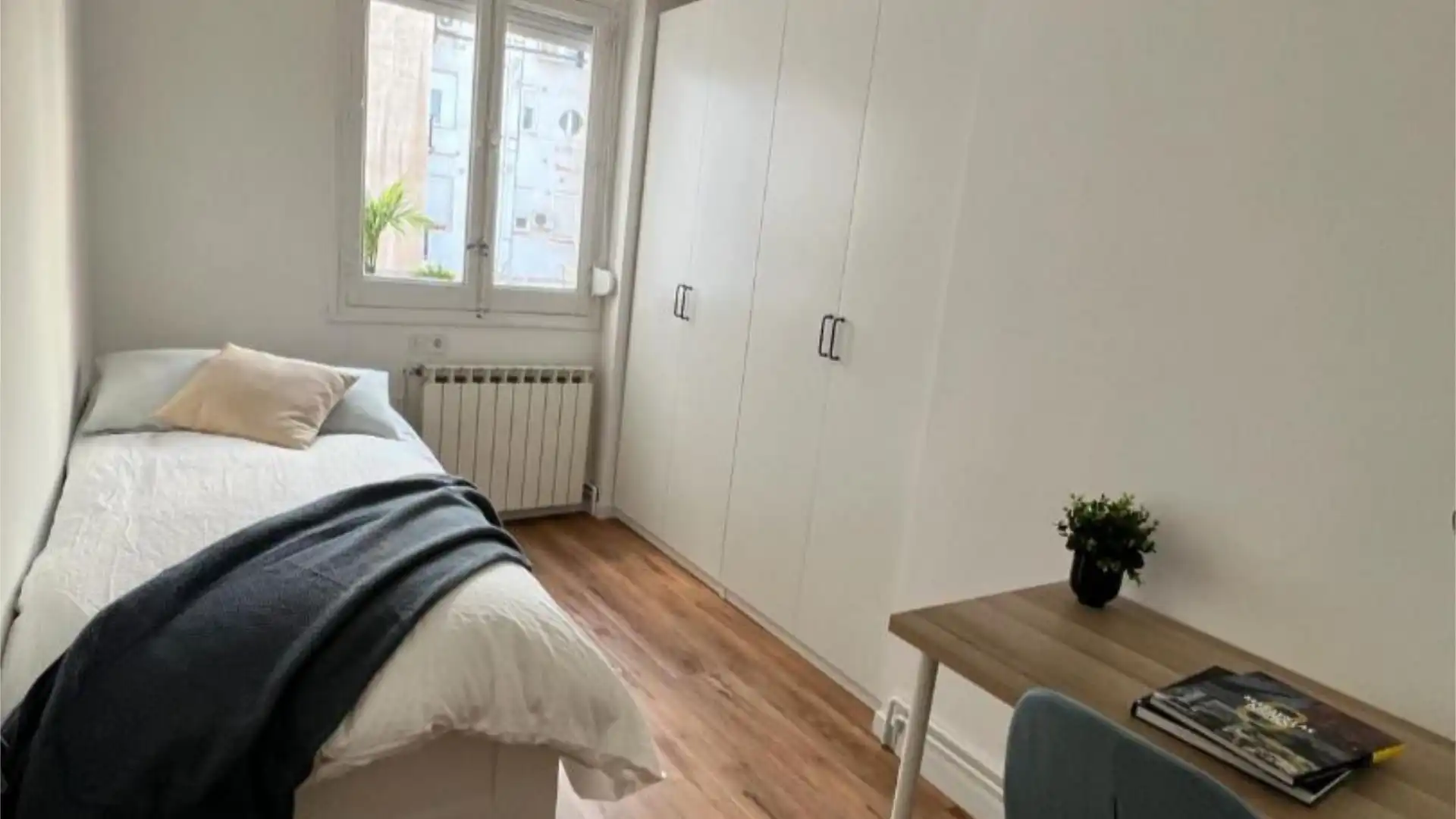 Habitación de Piso para compartir en  Madrid Capital con Calefacción, Parquet y Amueblado