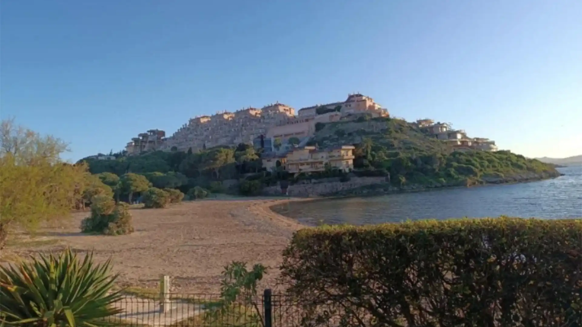 Vista exterior de Piso de alquiler en La Manga del Mar Menor con Aire acondicionado, Calefacción y Jardín privado