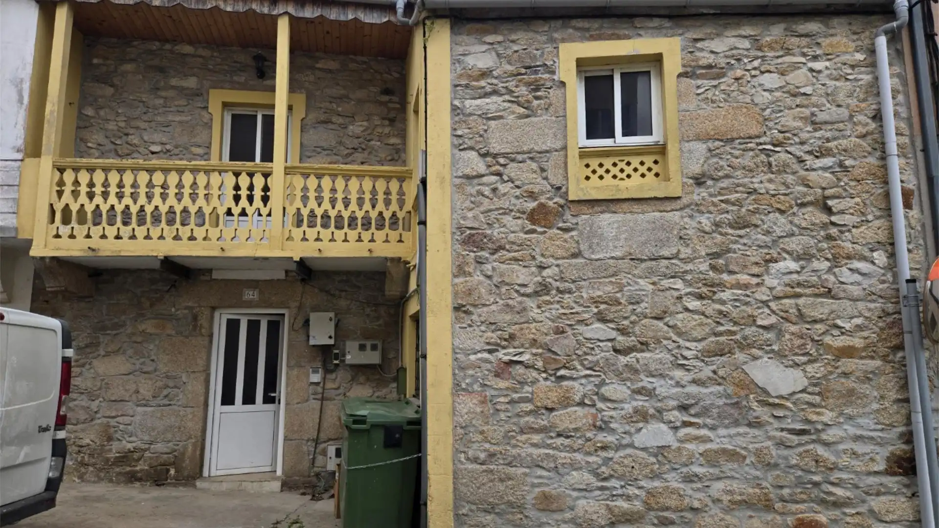 Vista exterior de Casa adosada en venda en Burela amb Balcó