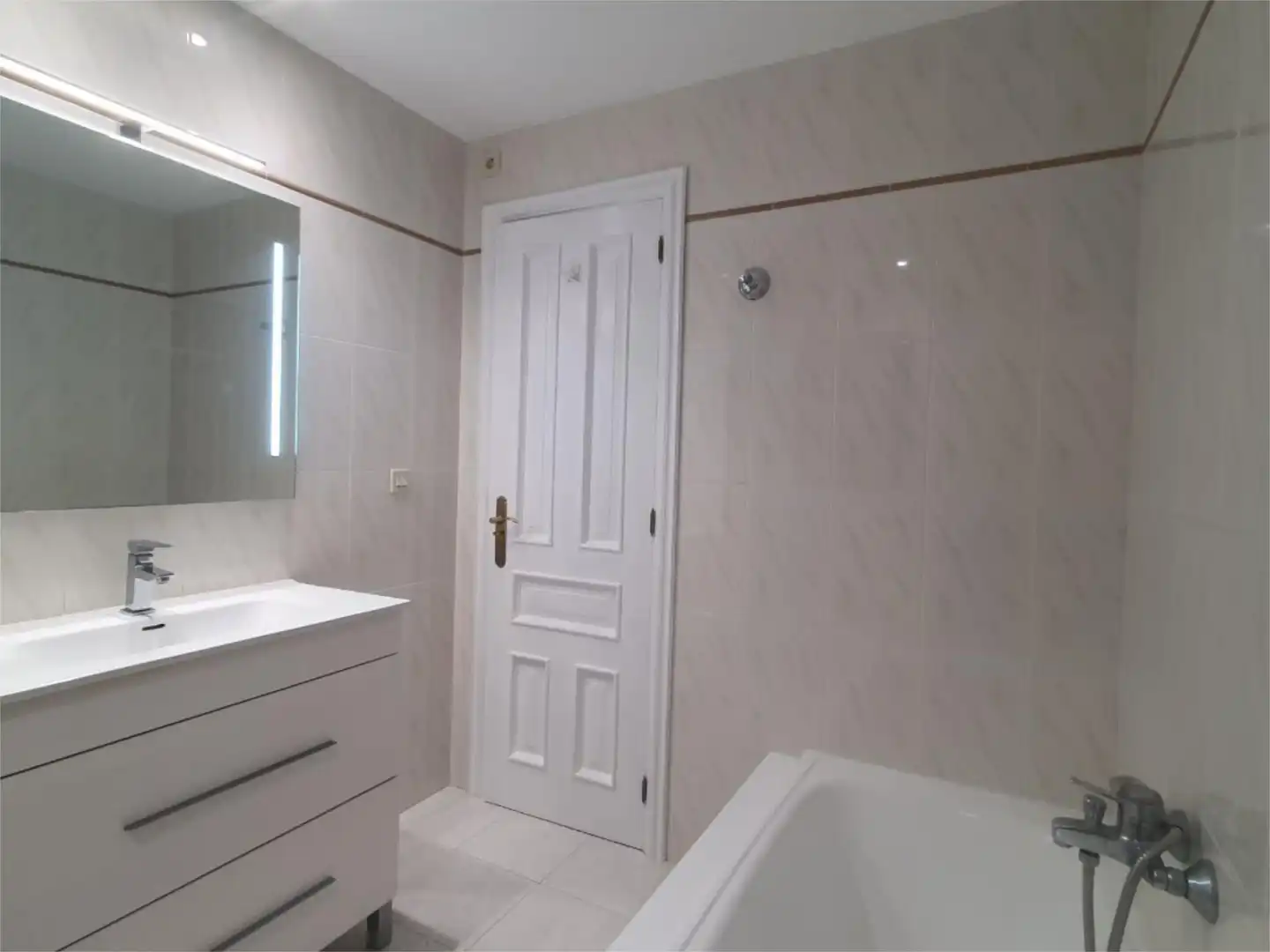 Badezimmer von Wohnung zum Verkauf in Betanzos mit Heizung, Parkett und Abstellraum