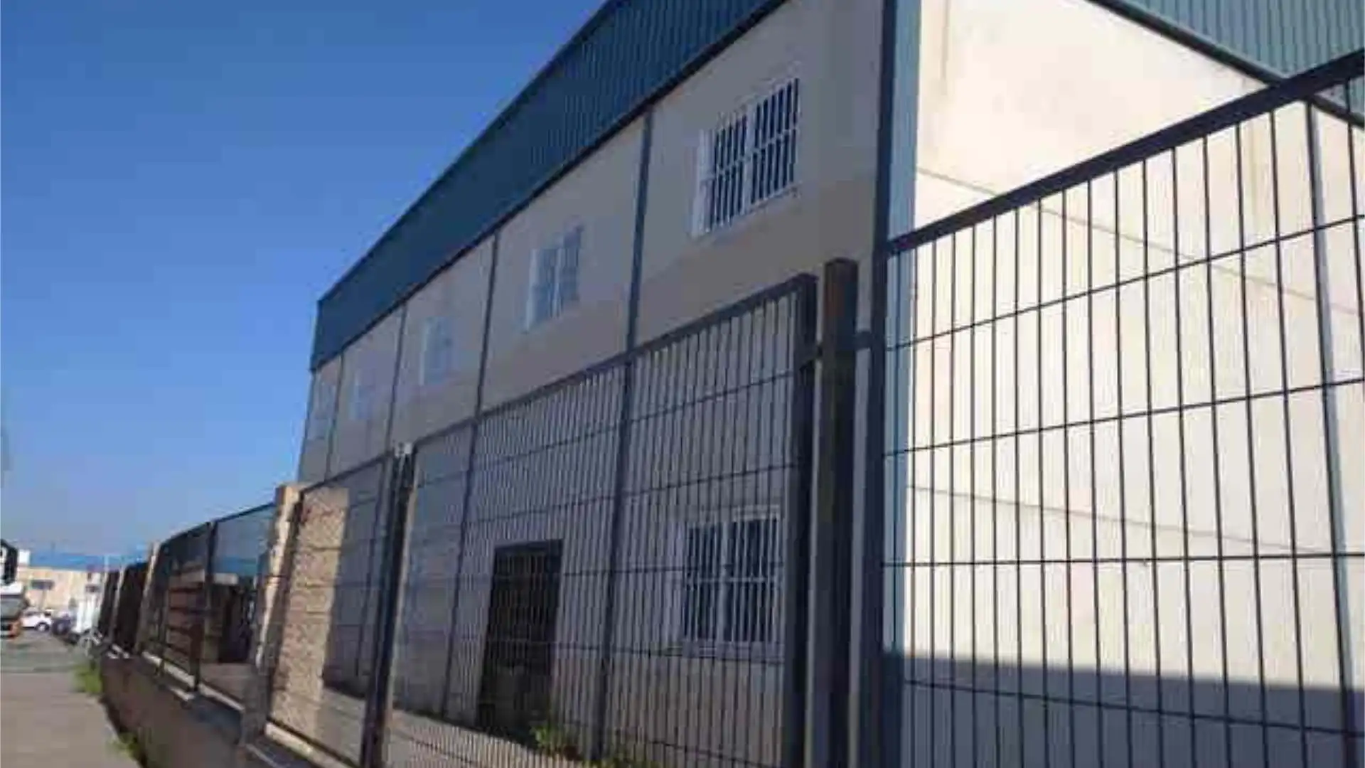 Außenansicht von Fabrikhallen zur Miete in Serranillos del Valle