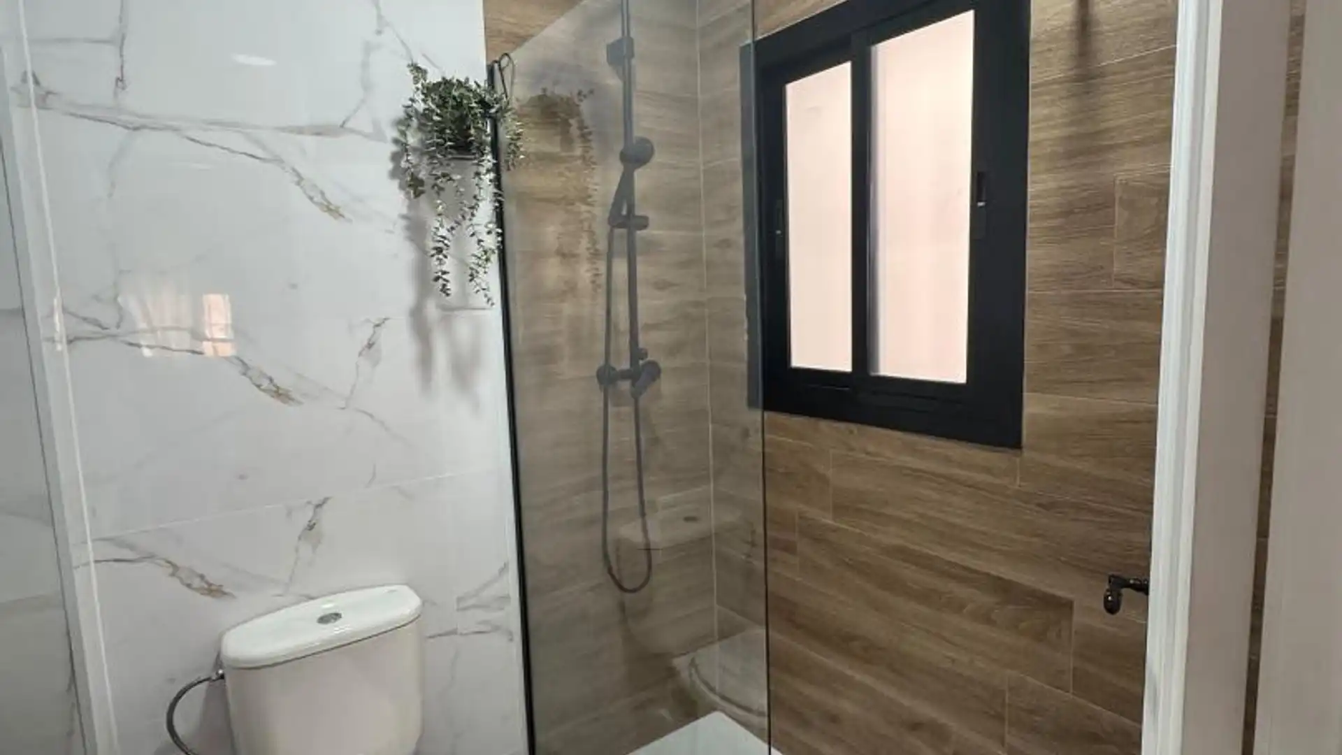 Bathroom of Apartments for rent in Almansa  with Air Conditioner, Parquet flooring and Furnished