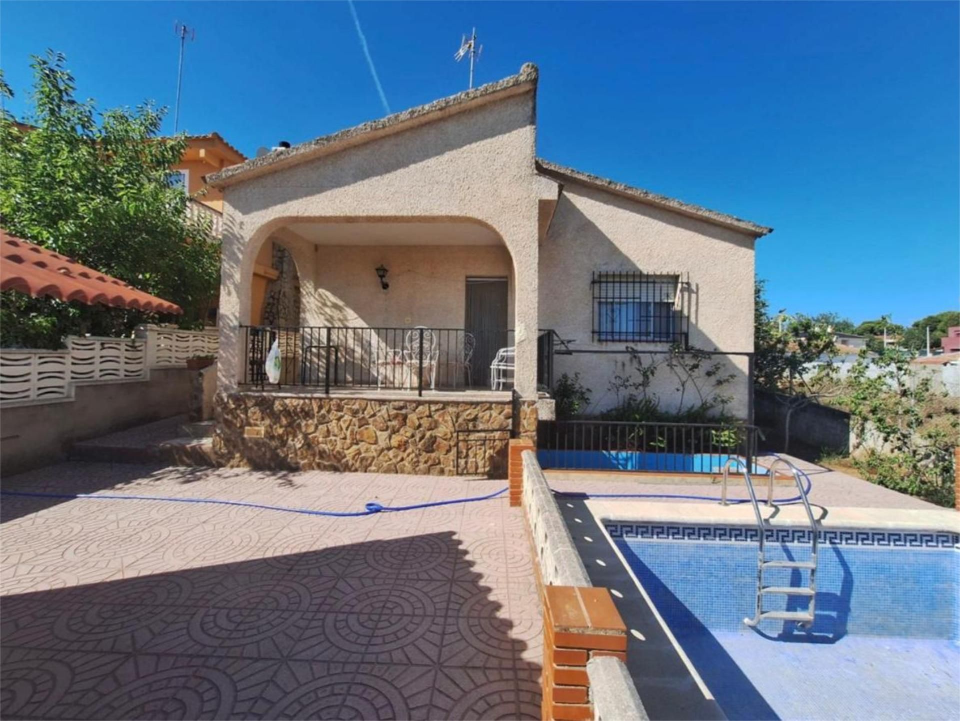 Vista exterior de Casa o xalet en venda en Riba-roja de Túria amb Aire condicionat, Terrassa i Piscina