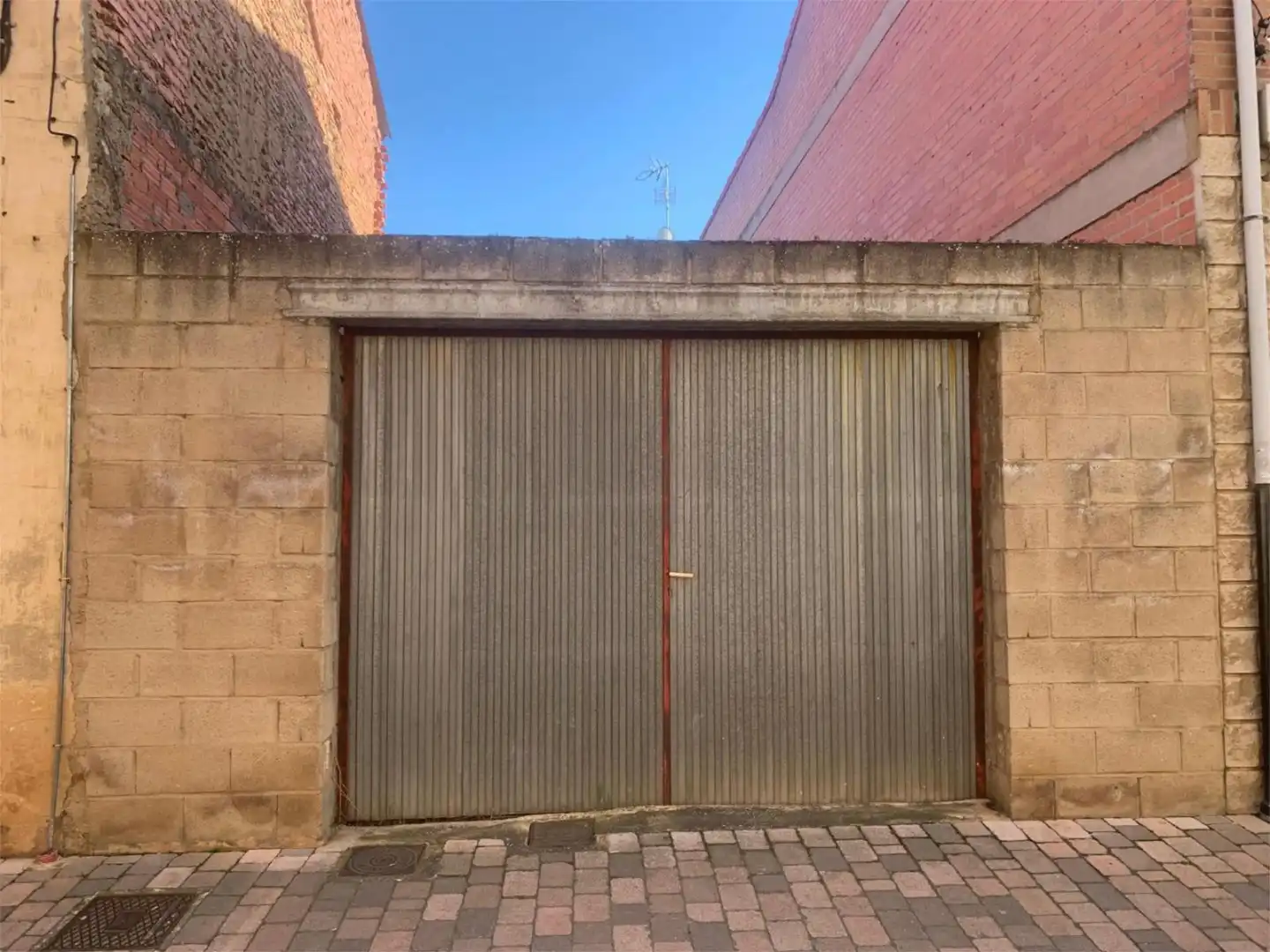 Casa adosada en venta en Calle Álvarez Vega, 31, Hospital de Órbigo Parking de Casa adosada en venta en Hospital de Órbigo con Jardín privado, Terraza y Balcón