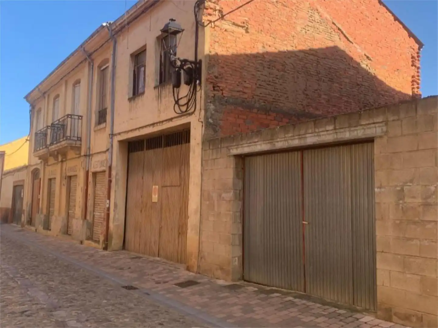 Casa adosada en venta en Calle Álvarez Vega, 31, Hospital de Órbigo Vista exterior de Casa adosada en venta en Hospital de Órbigo con Jardín privado, Terraza y Balcón