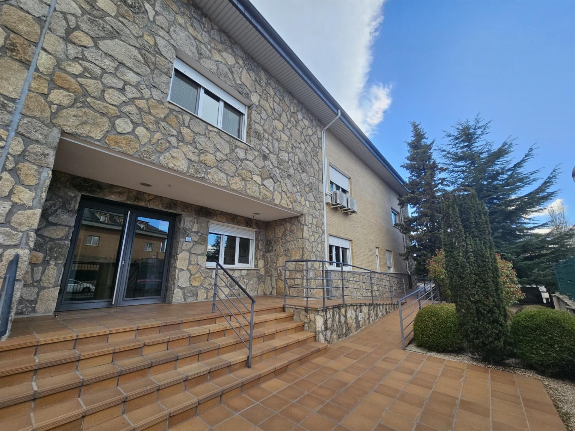 Vista exterior de Pis en venda en Alpedrete amb Calefacció, Parquet i Piscina