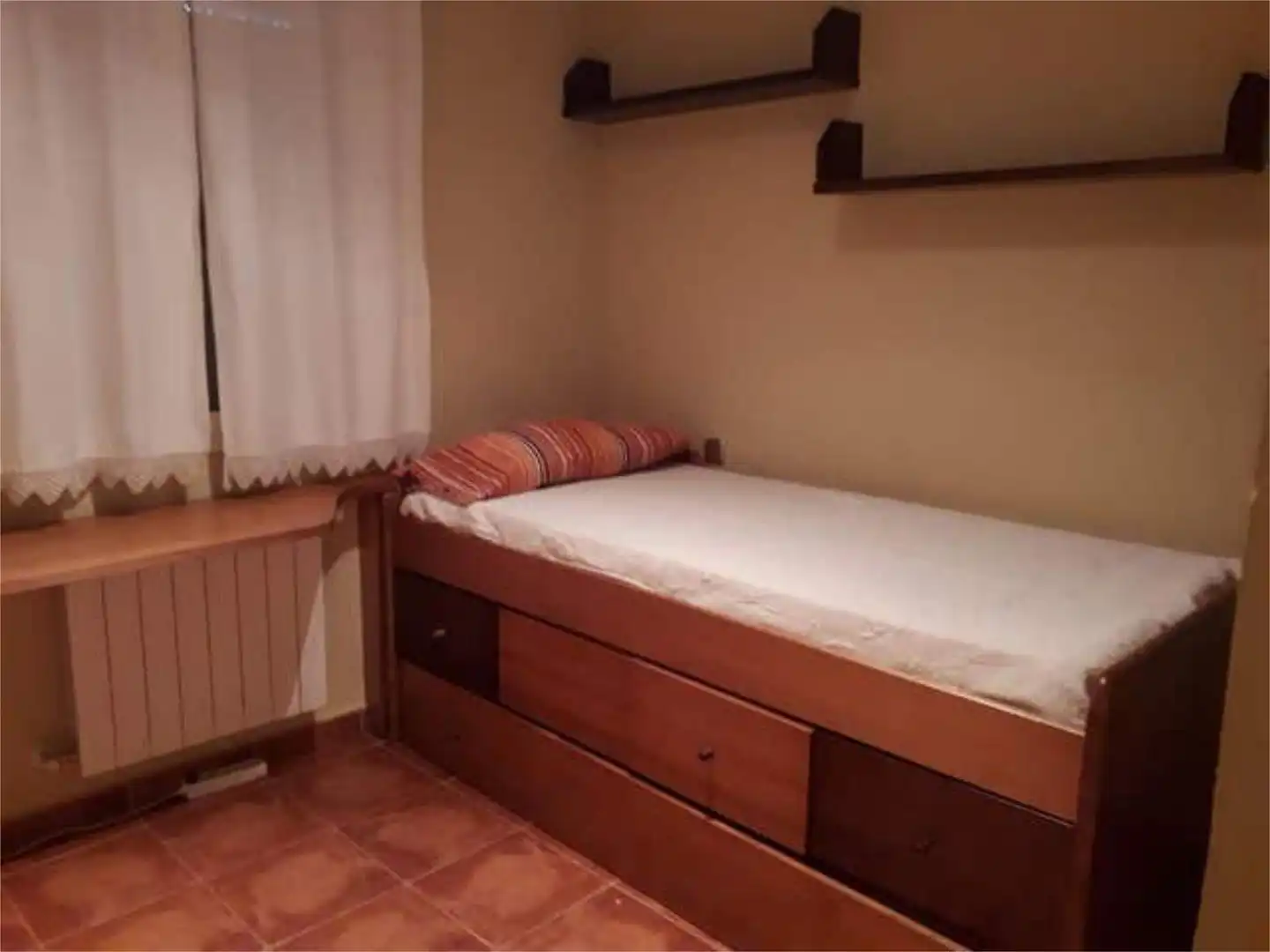 Casa adosada en venda a El Campillo de la Jara Dormitori de Casa adosada en venda en El Campillo de la Jara amb Calefacció, Jardí privat i Terrassa