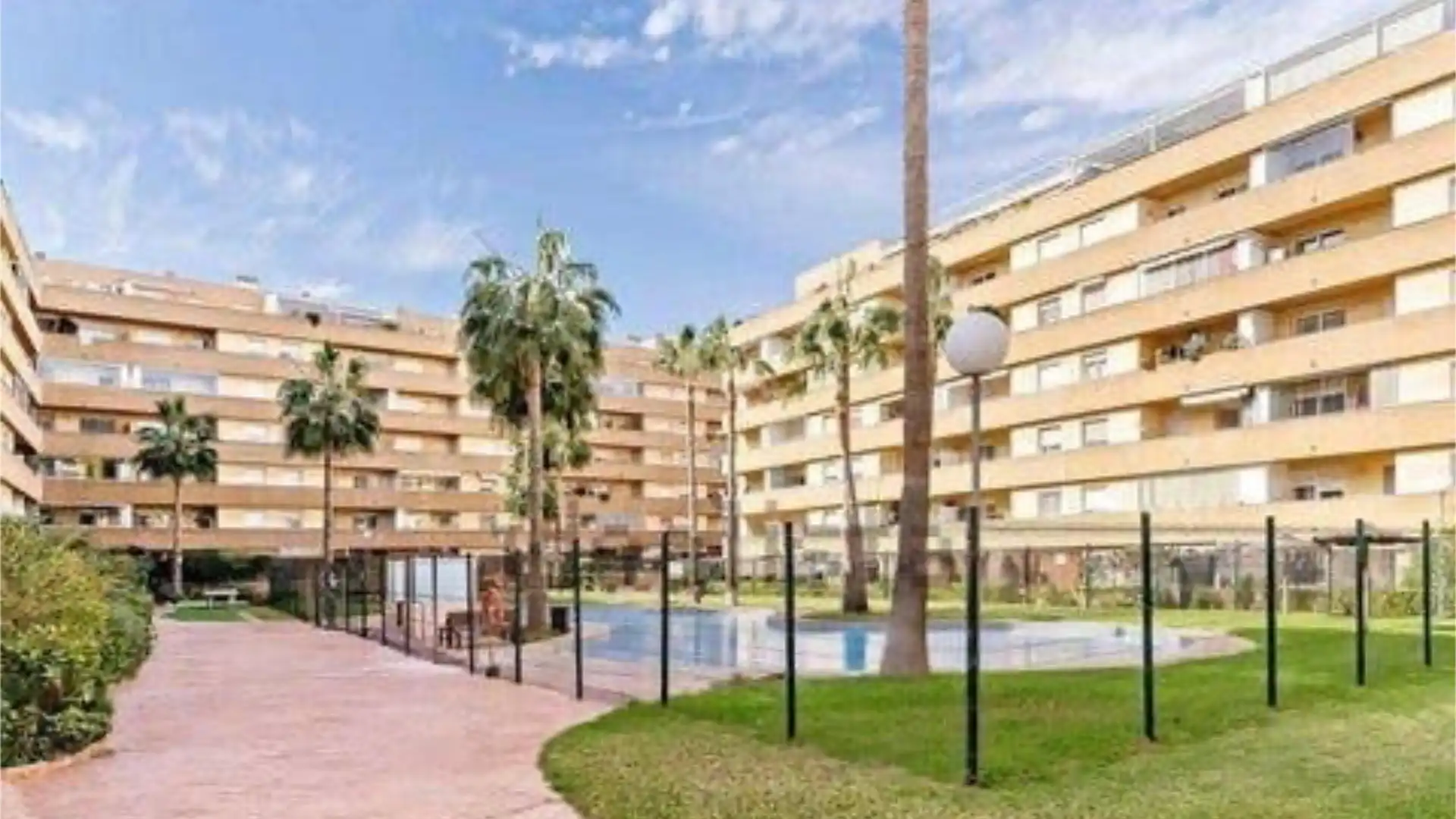 Außenansicht von Wohnungen zum Verkauf in Roquetas de Mar mit Terrasse und Schwimmbad