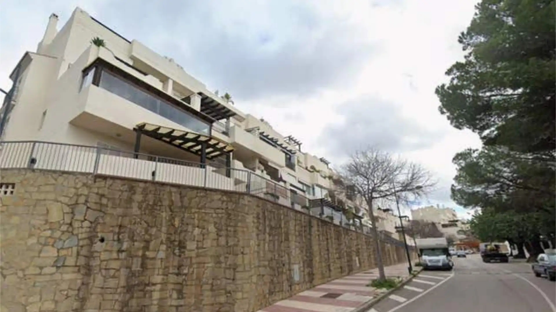 Wohnungen zum Verkauf in Valdeolletas - Las Cancelas - Xarblanca Außenansicht von Wohnungen zum Verkauf in Marbella mit Terrasse und Schwimmbad