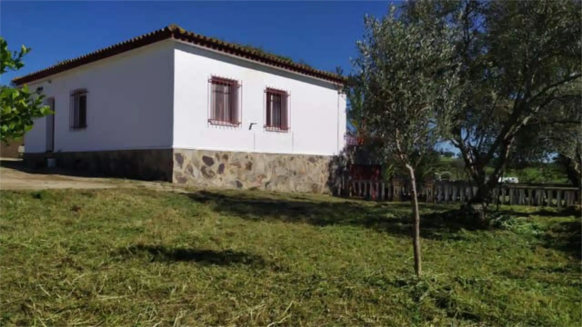 Außenansicht von Einfamilien-Reihenhaus zum Verkauf in Beas mit Heizung, Privatgarten und Terrasse