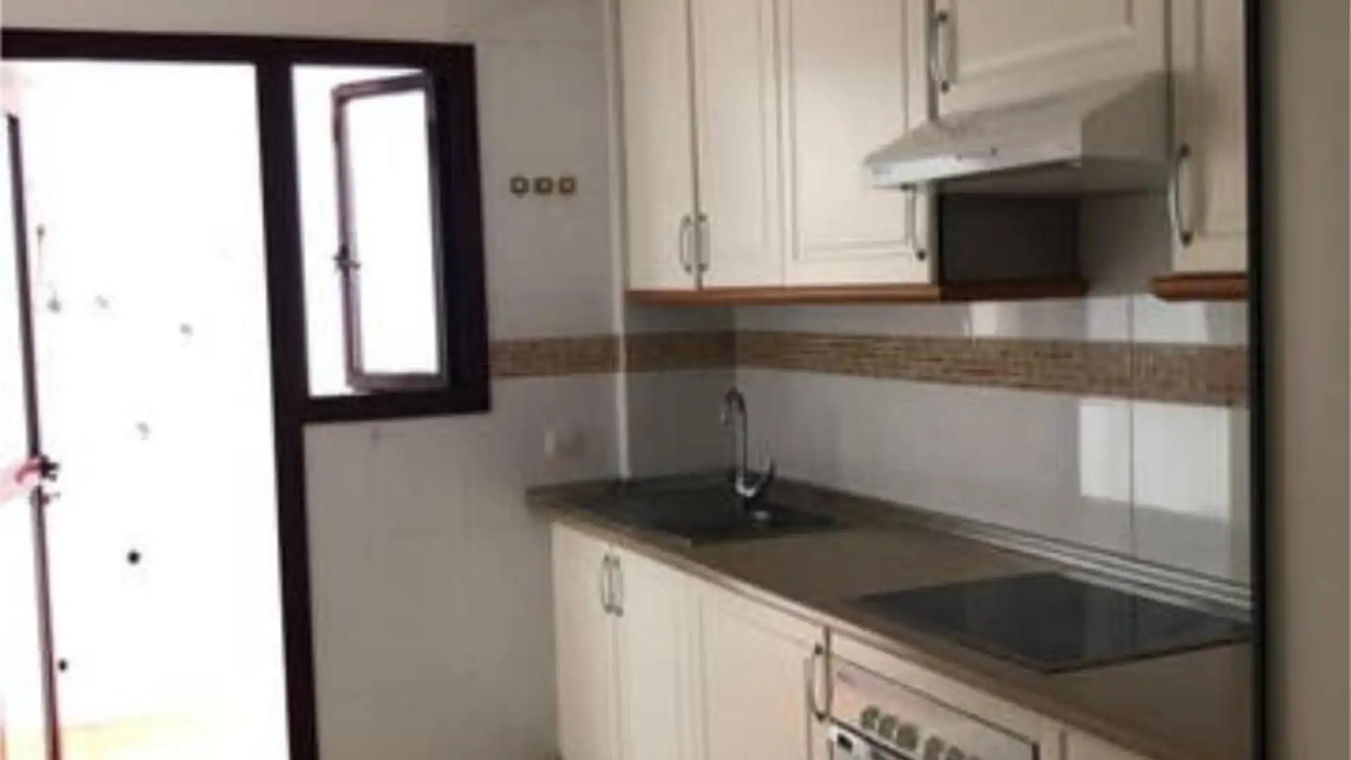 Piso de alquiler en La Laguna Cocina de Piso de alquiler en San Cristóbal de la Laguna con Terraza, Trastero y Amueblado