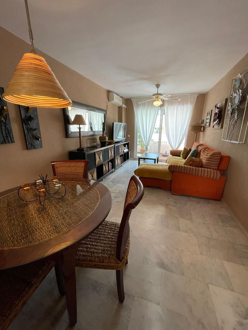 Sala de estar de Piso de alquiler en Benalmádena con Aire acondicionado, Terraza y Piscina