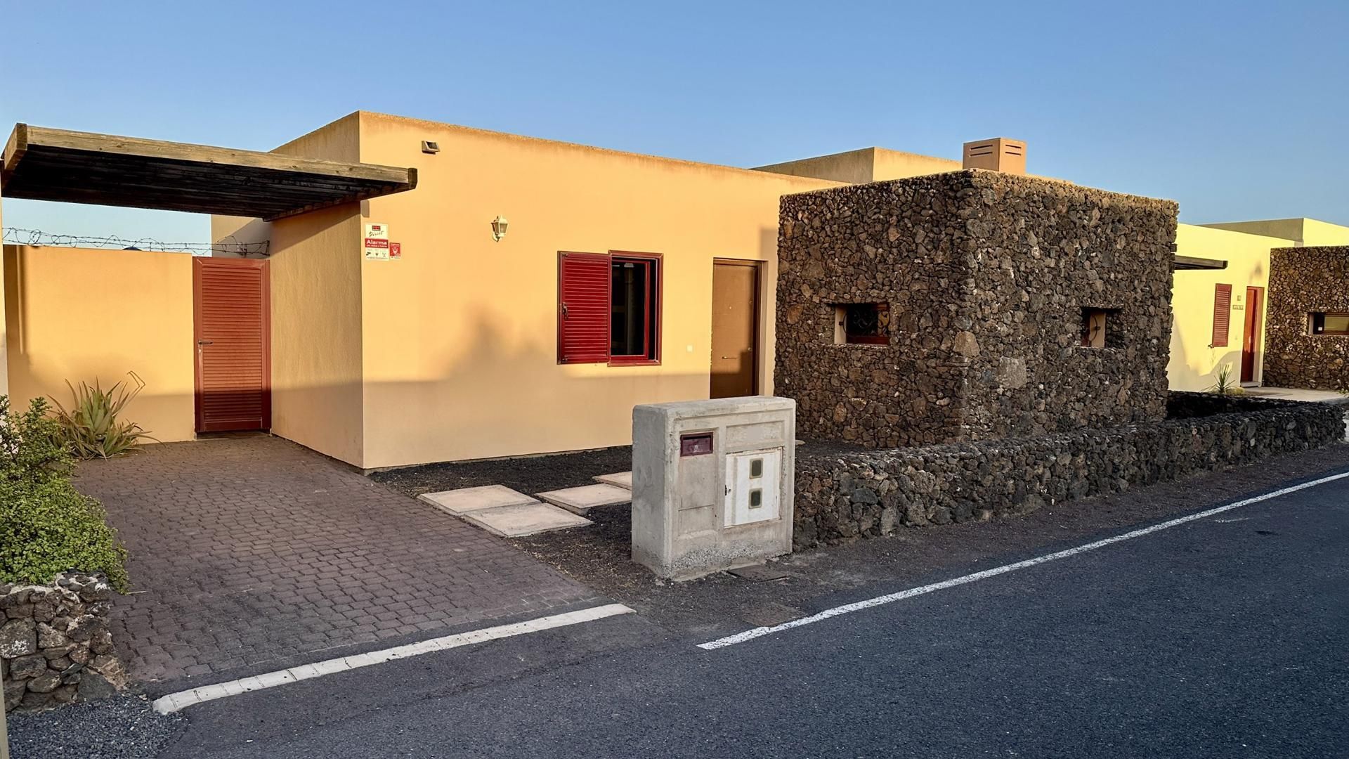 Vista exterior de Casa o xalet en venda en La Oliva amb Piscina