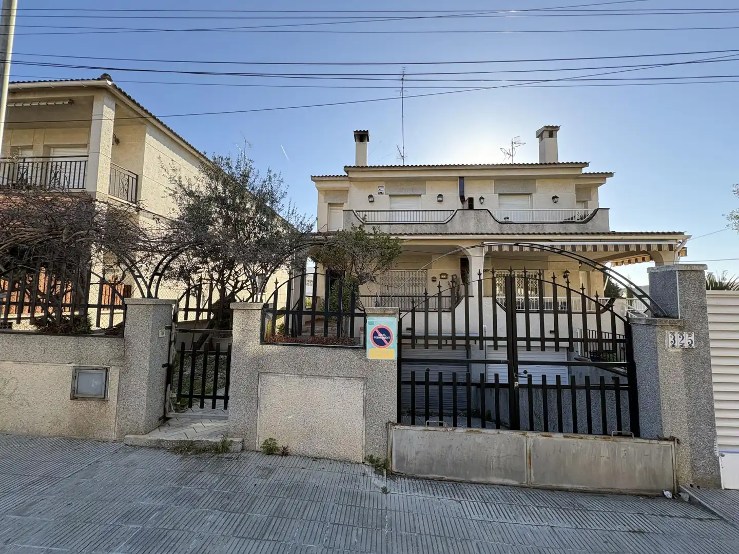 Außenansicht von Einfamilien-Reihenhaus zum Verkauf in Calafell mit Balkon