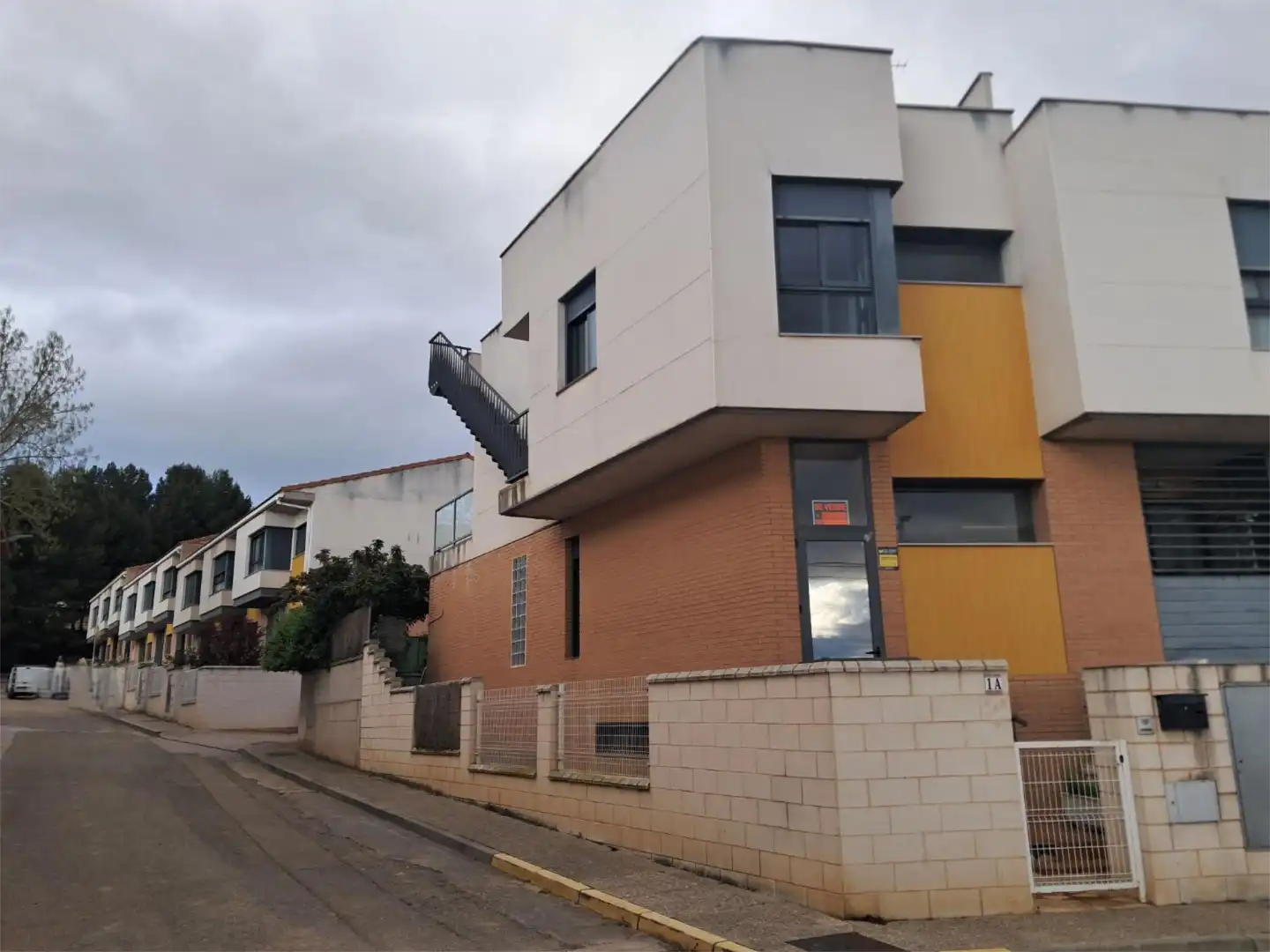 Casa adosada en venta en Avenida Valencia, 1a, Paracuellos de Jiloca Vista exterior de Casa adosada en venta en Paracuellos de Jiloca con Terraza y Balcón