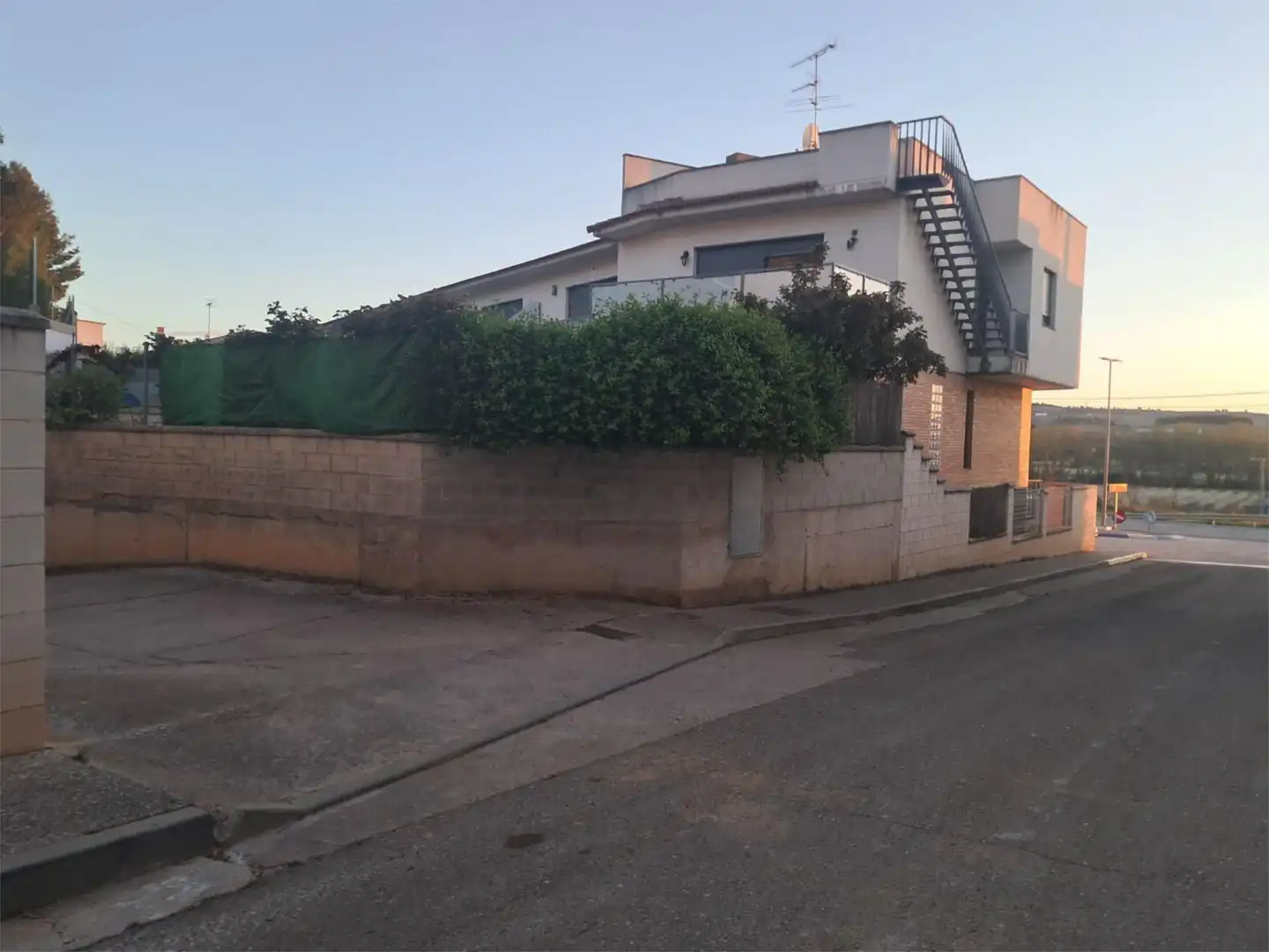 Casa adosada en venta en Avenida Valencia, 1a, Paracuellos de Jiloca Vista exterior de Casa adosada en venta en Paracuellos de Jiloca con Terraza y Balcón
