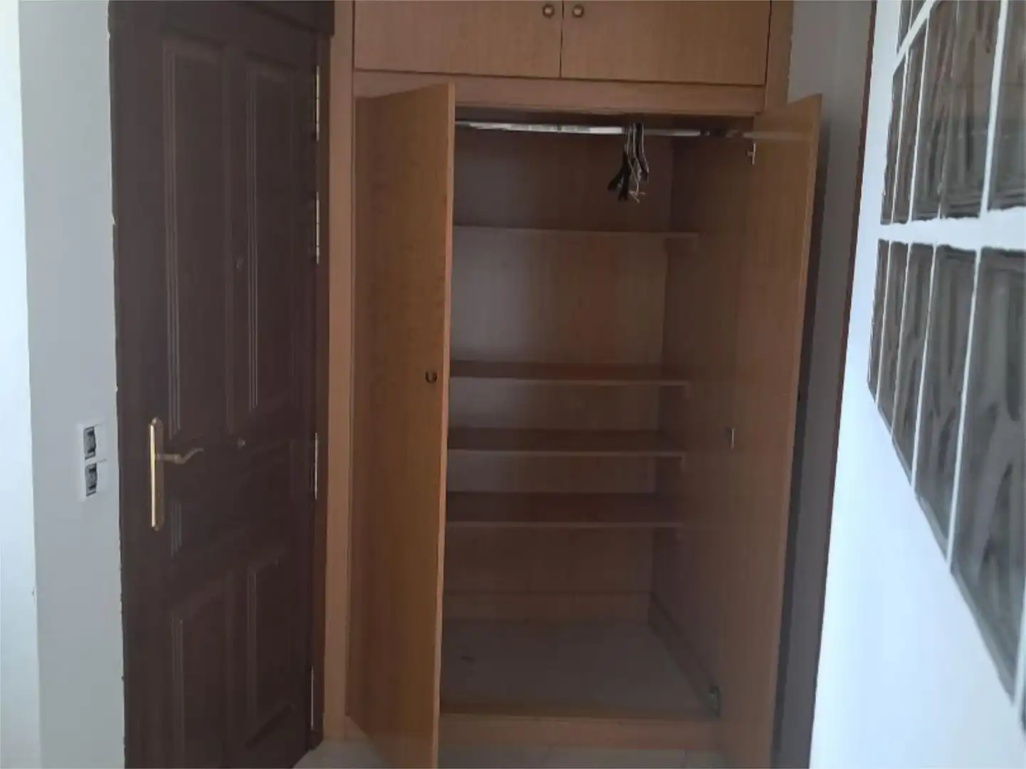 Casa adosada en venta en Avenida Valencia, 1a, Paracuellos de Jiloca Habitación de Casa adosada en venta en Paracuellos de Jiloca con Terraza y Balcón