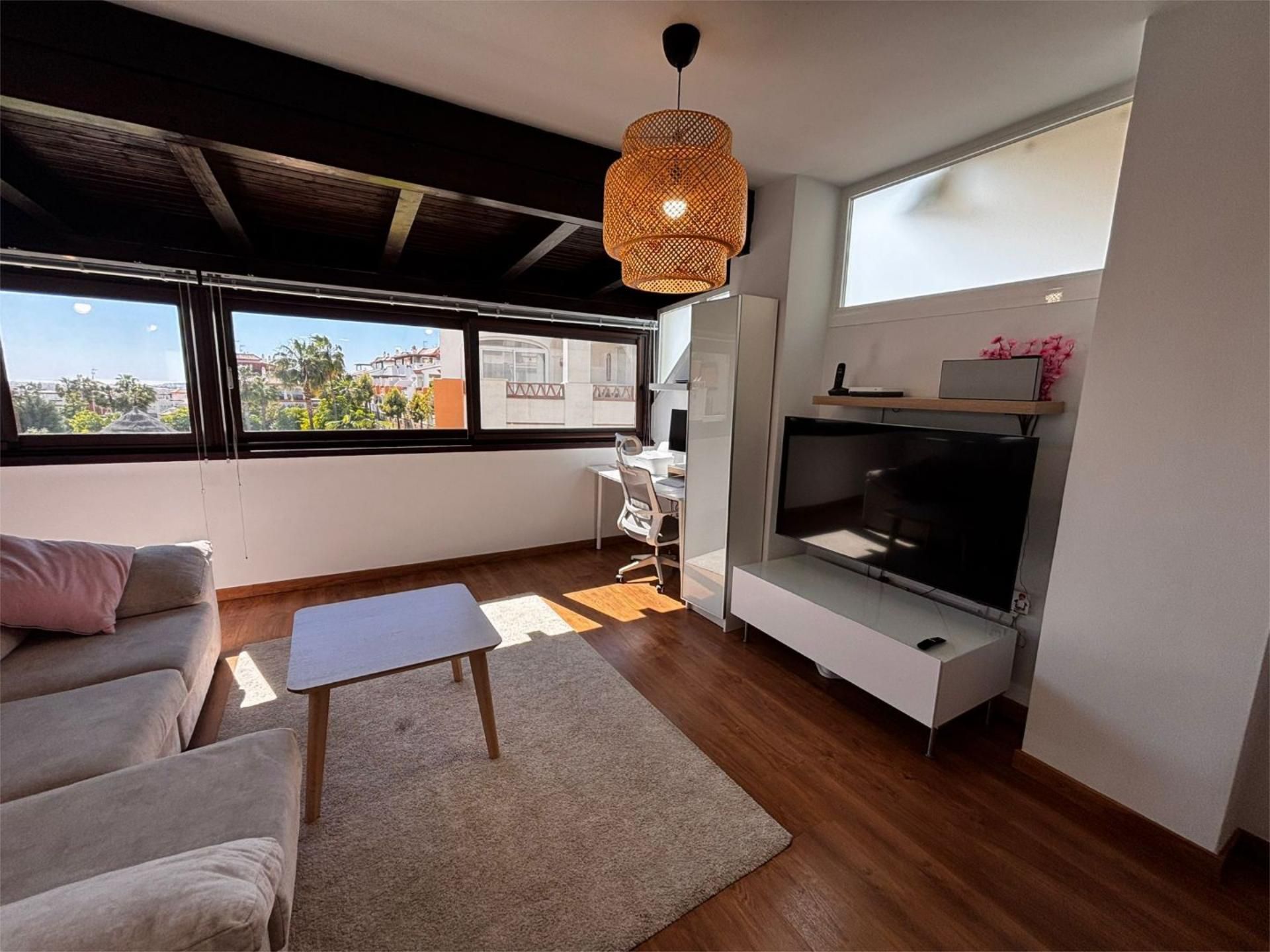 Sala de estar de Piso en venta en Vélez-Málaga con Aire acondicionado, Terraza y Piscina