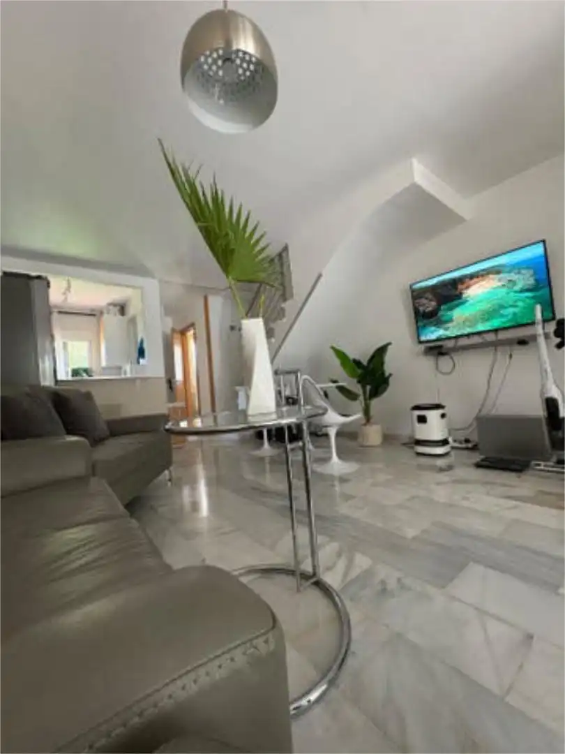 Sala d'estar de Casa adosada en venda en Marbella amb Calefacció, Jardí privat i Terrassa