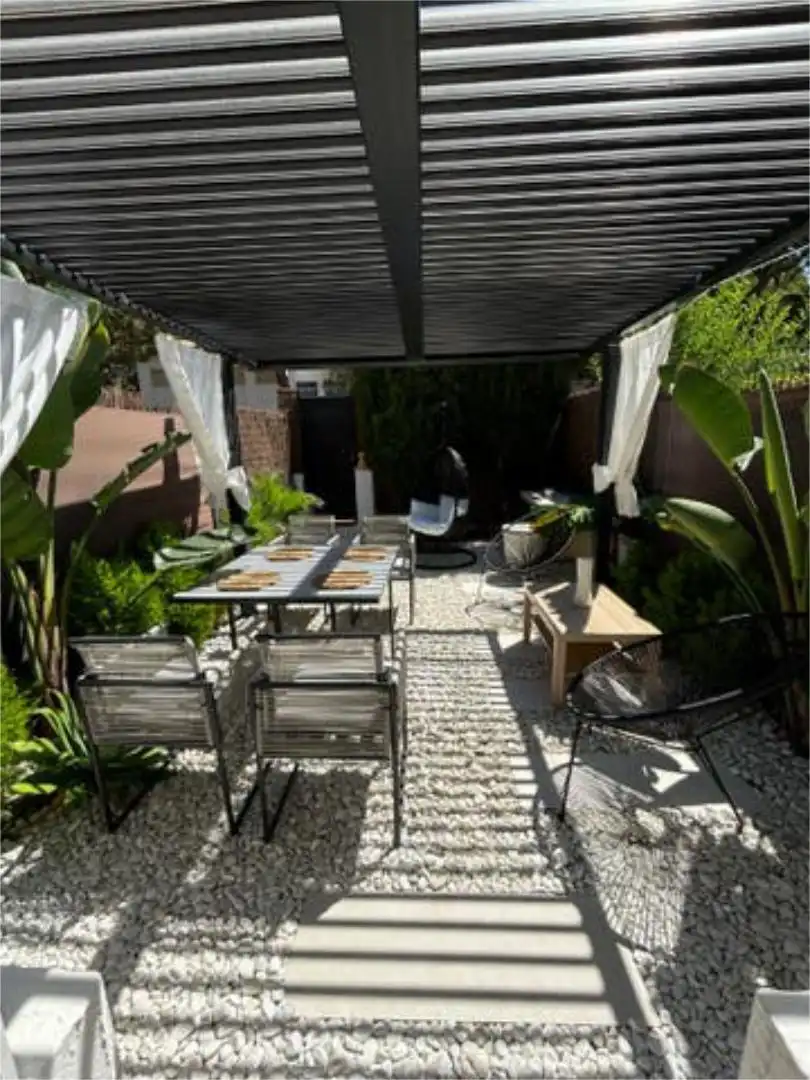 Einfamilien-Reihenhaus zum Verkauf in Santa María Terrasse von Einfamilien-Reihenhaus zum Verkauf in Marbella mit Terrasse und Schwimmbad