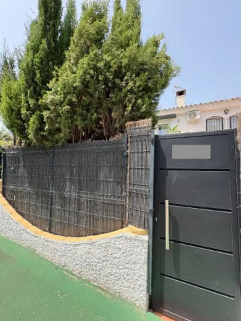 Einfamilien-Reihenhaus zum Verkauf in Santa María Außenansicht von Einfamilien-Reihenhaus zum Verkauf in Marbella mit Terrasse und Schwimmbad