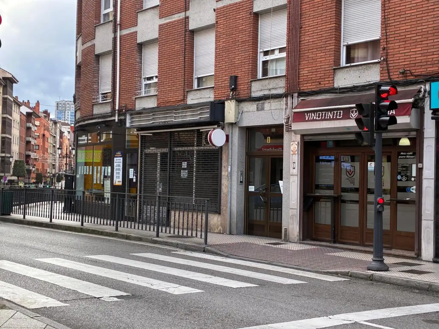 Local de lloguer a Avenida de Pando, 32, Milán - Pumarín Vista exterior de Local de lloguer en Oviedo