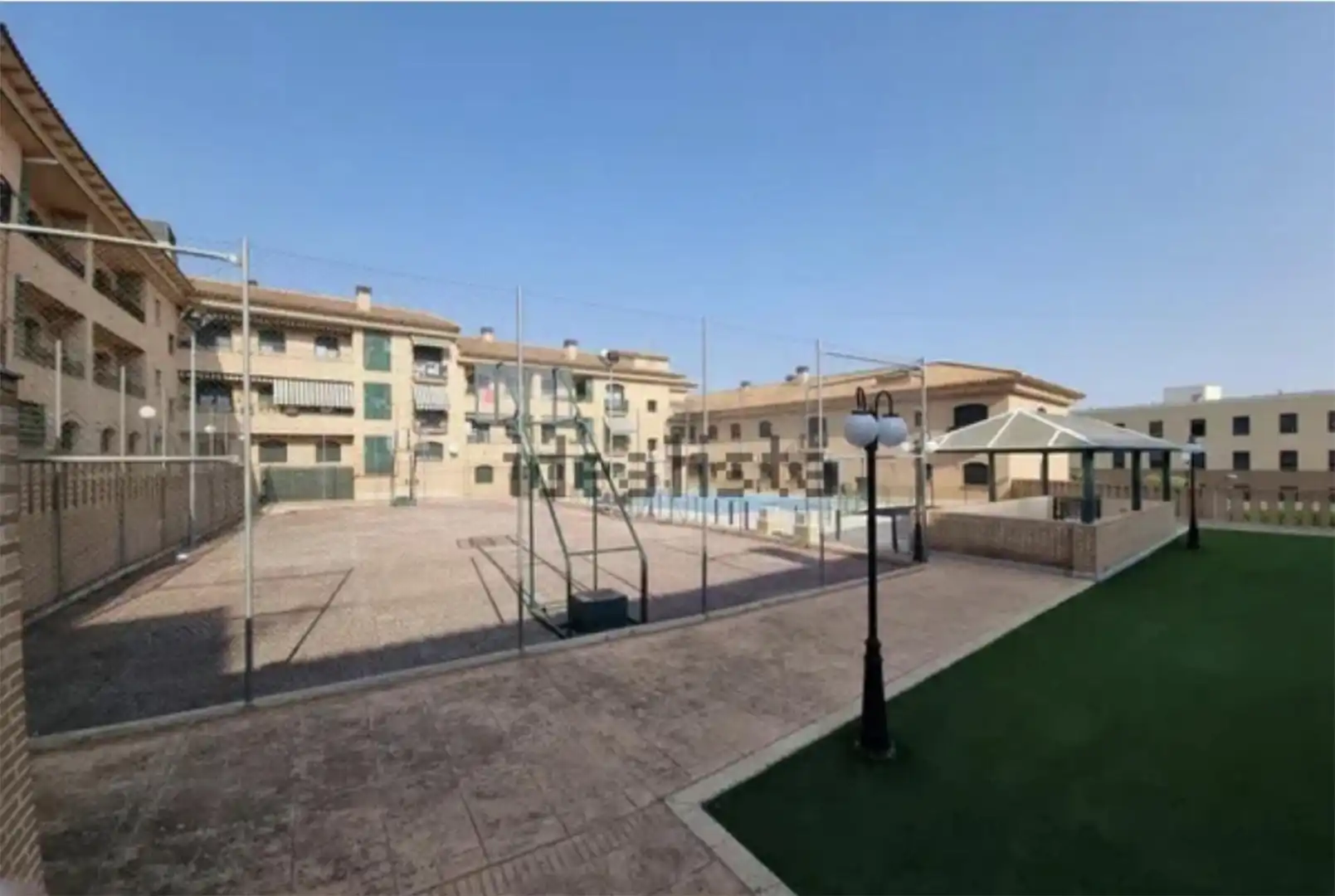 Piso en venta en Calle Costanilla Real, 58, Bargas Vista exterior de Piso en venta en Bargas con Aire acondicionado, Calefacción y Jardín privado