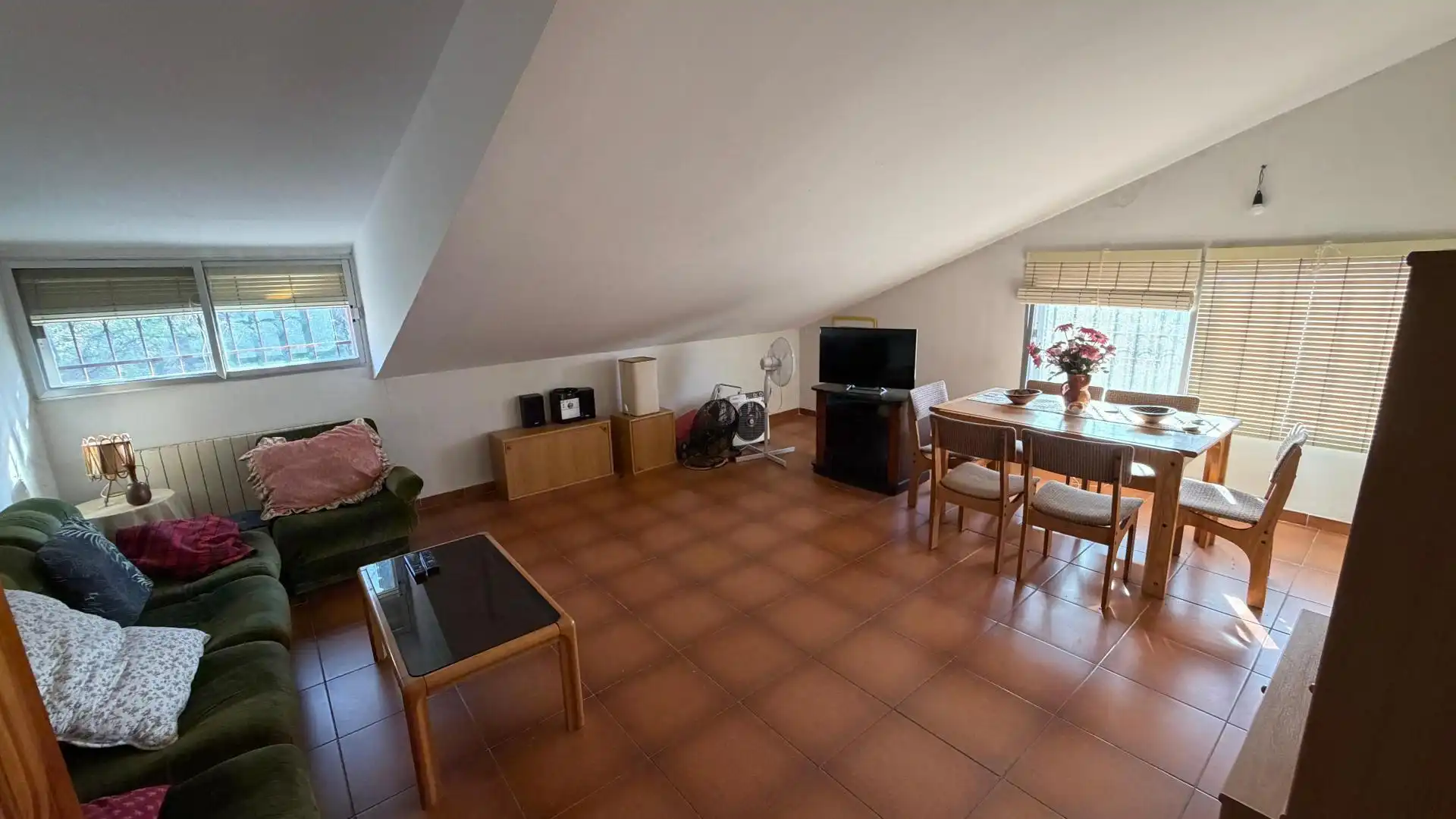 Casa o chalet en venta en Calle Valdesanmartin, 12h, El Tiemblo Sala de estar de Casa o chalet en venta en El Tiemblo con Terraza, Piscina y Balcón