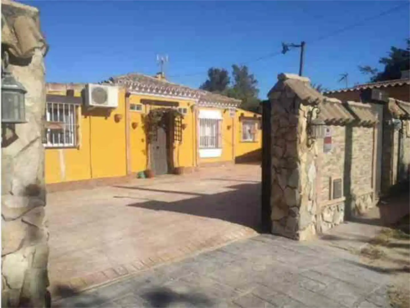 Casa adosada en venda a La Soledad Vista exterior de Casa adosada en venda en Chiclana de la Frontera amb Jardí privat, Terrassa i Traster