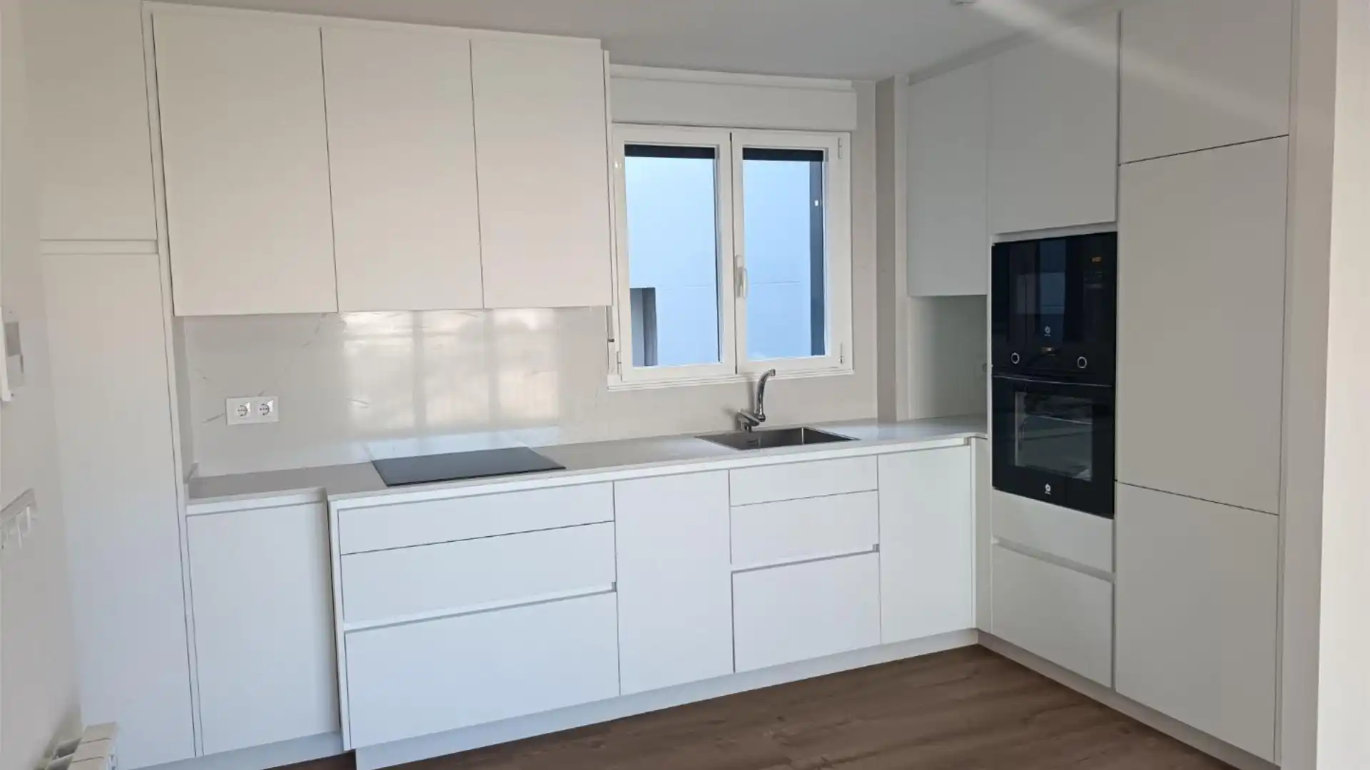 Cocina de Piso de alquiler en Pontevedra Capital  con Calefacción, Trastero y Parking comunitario