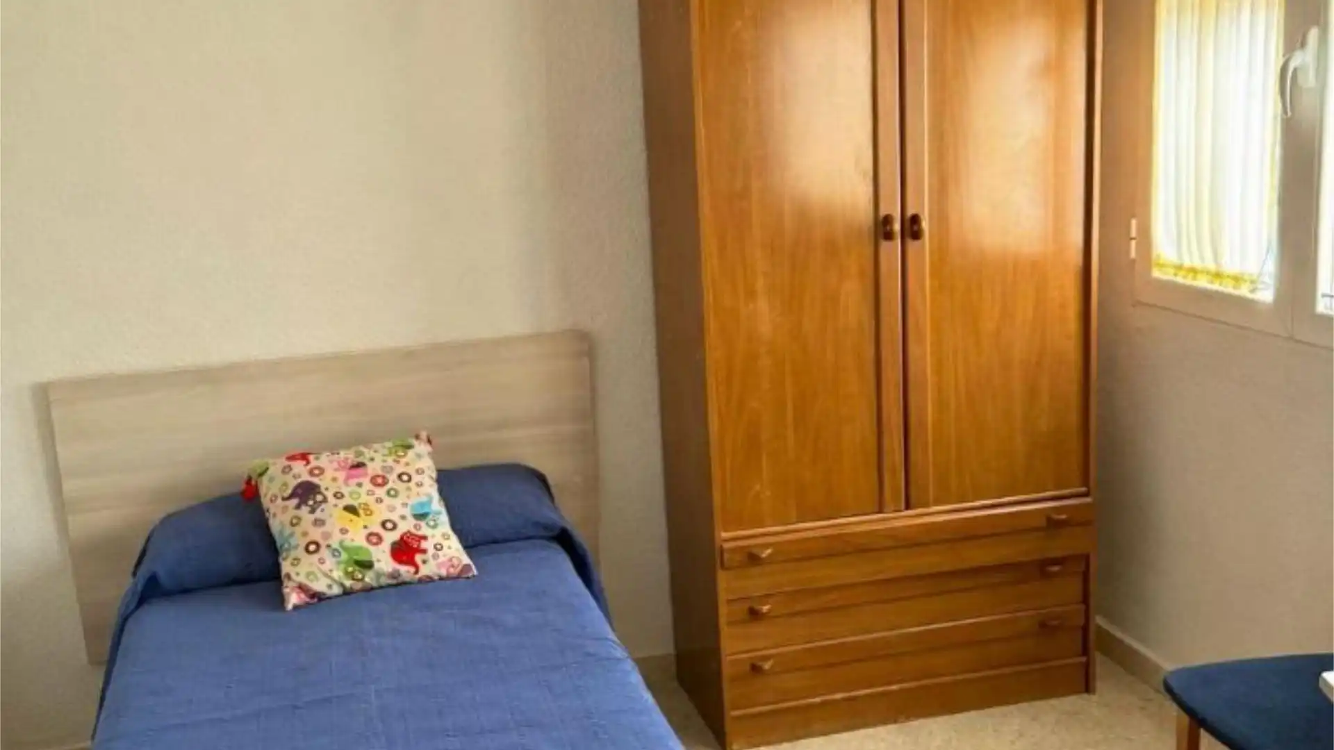 Habitación de Piso de alquiler en  Granada Capital con Aire acondicionado, Calefacción y Terraza