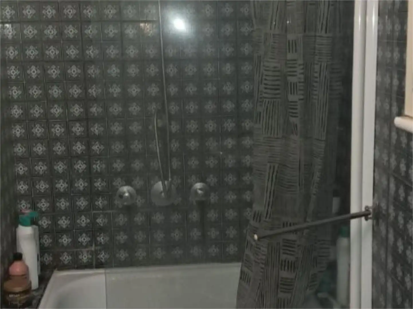 Room in Carrer del Portal Nou, 8, Centre - Barri Vell Bathroom of Flat for share in Girona with Heating, Furnished and Video intercom