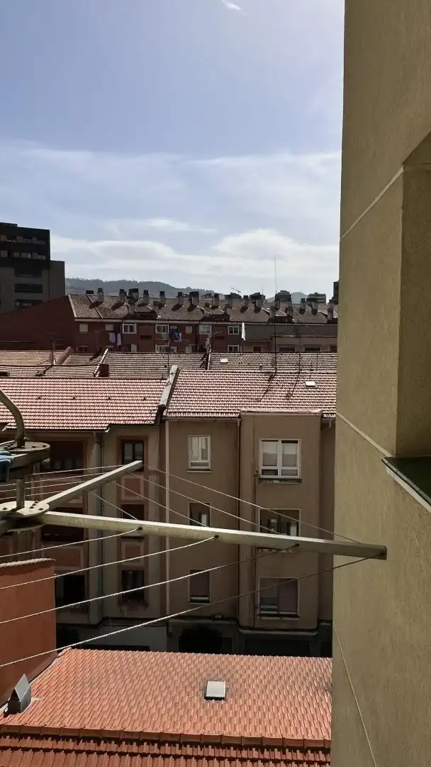 Wohnung zum Verkauf in Buen Pastor Kalea, 58, Barakaldo Außenansicht von Wohnung zum Verkauf in Barakaldo mit Balkon