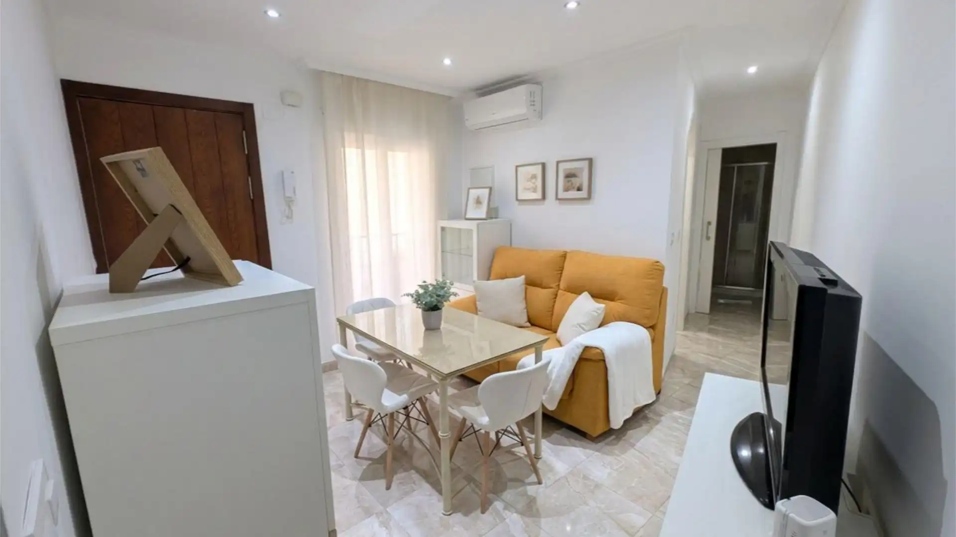 Piso de alquiler en Avenida de los Almogávares, 28, Santa Rosa - Valdeolleros Sala de estar de Piso de alquiler en Córdoba Capital con Aire acondicionado y Amueblado