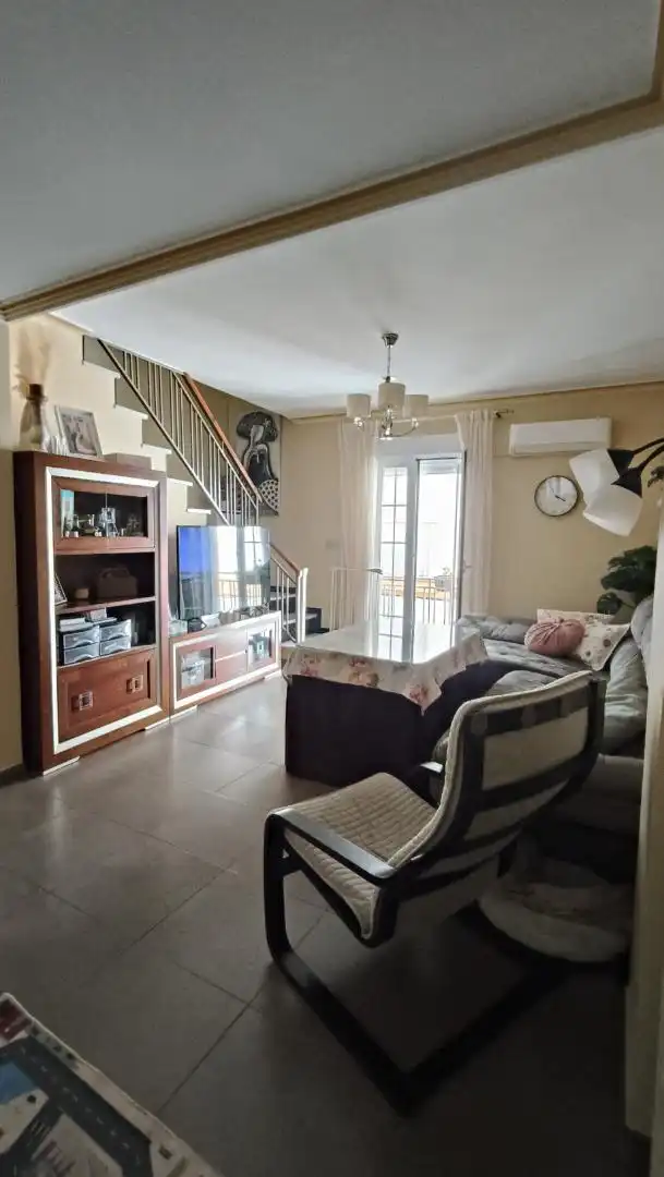Wohnzimmer von Einfamilien-Reihenhaus zum Verkauf in Molvízar mit Klimaanlage und Terrasse