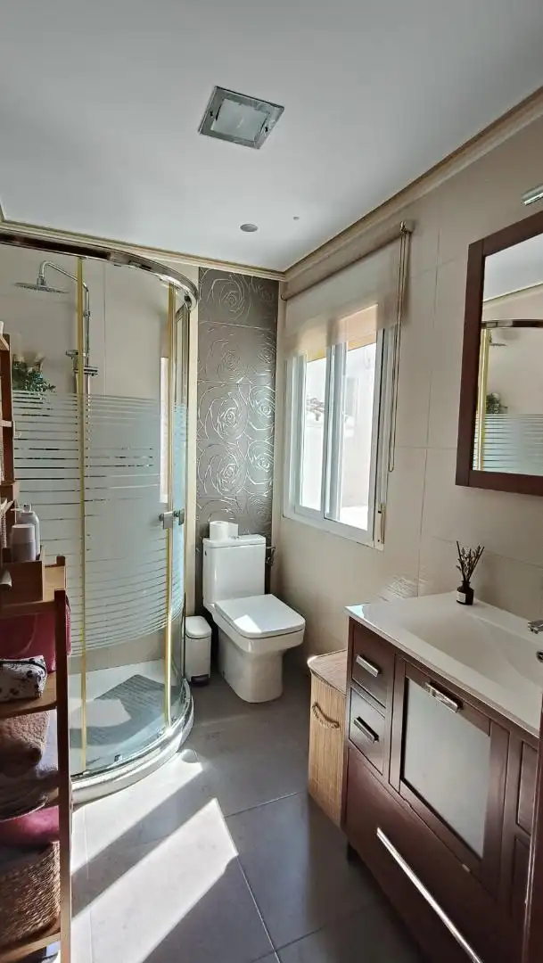 Badezimmer von Einfamilien-Reihenhaus zum Verkauf in Molvízar mit Klimaanlage und Terrasse