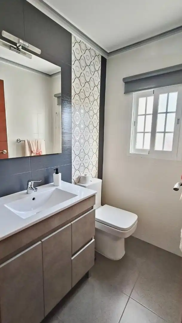 Badezimmer von Einfamilien-Reihenhaus zum Verkauf in Molvízar mit Klimaanlage und Terrasse