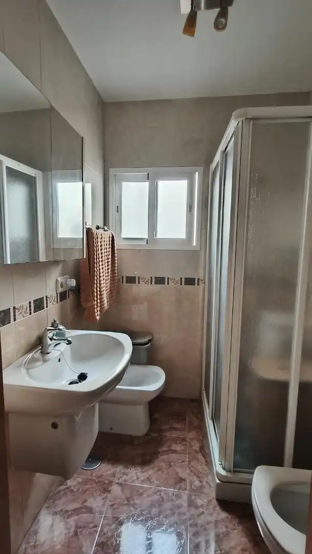 Badezimmer von Einfamilien-Reihenhaus zum Verkauf in Molvízar mit Klimaanlage und Terrasse