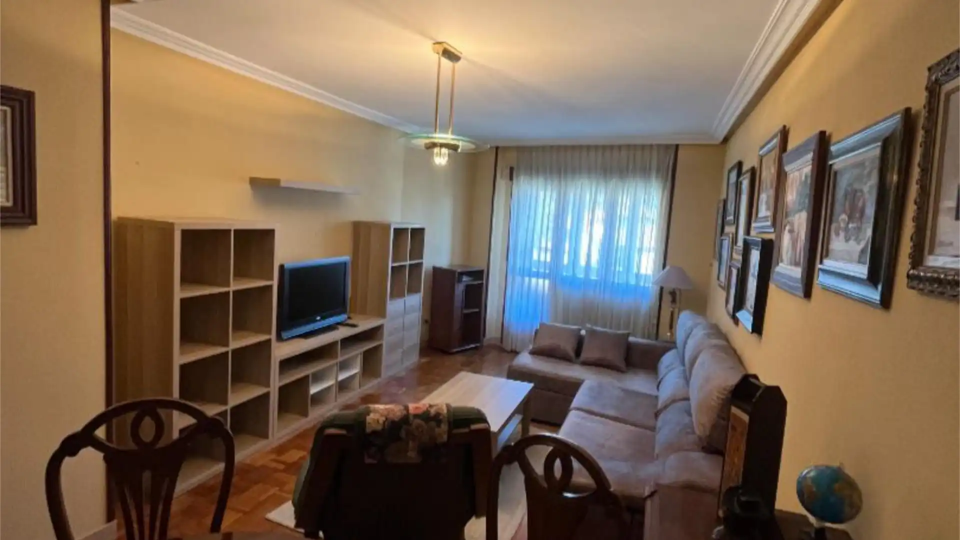 Sala de estar de Piso de alquiler en Oviedo  con Calefacción, Parquet y Terraza