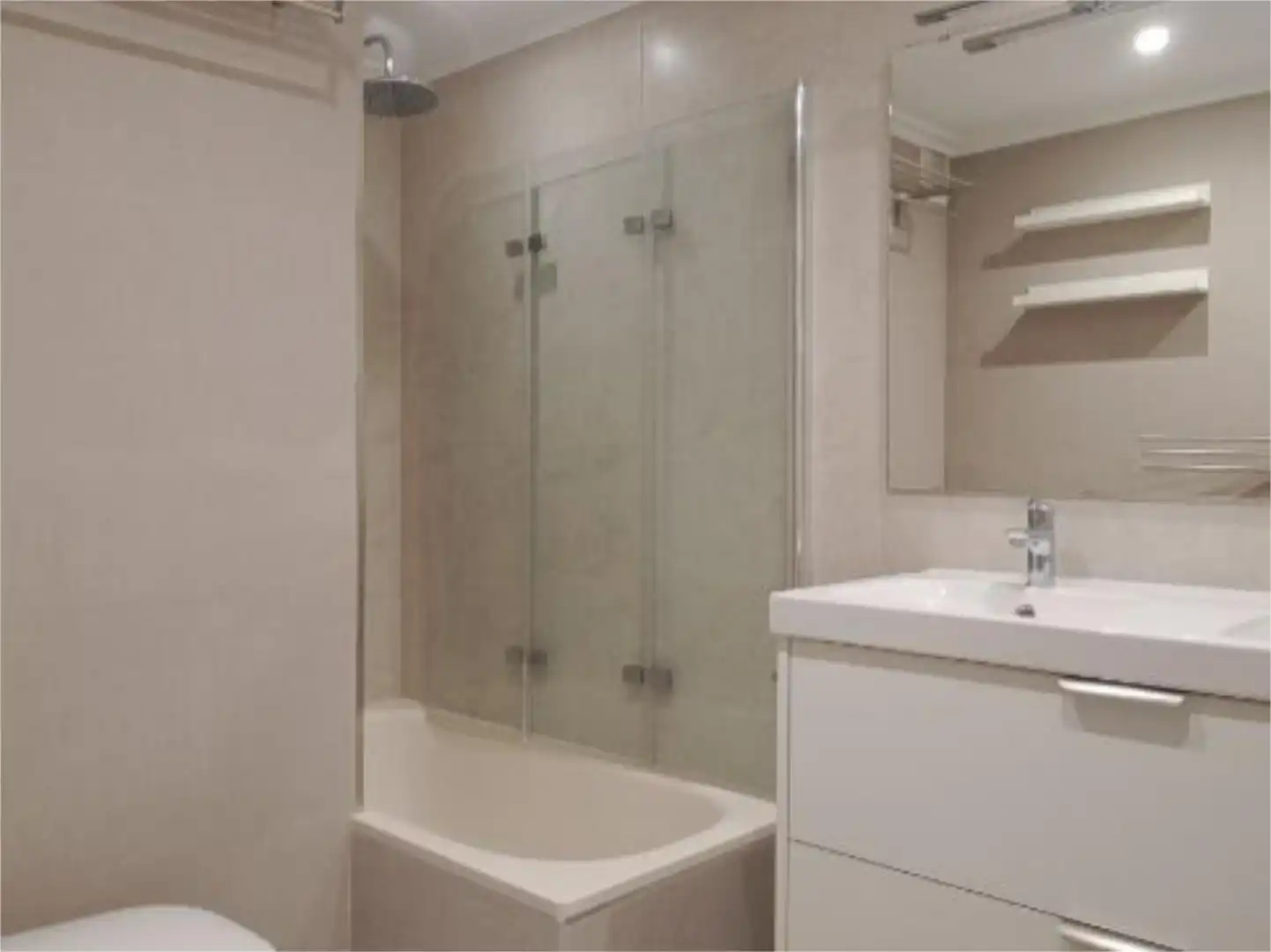 Piso en venta en Avenida de la Constitución, Barrio del Centro Baño de Piso en venta en Gijón con Calefacción, Parquet y Terraza