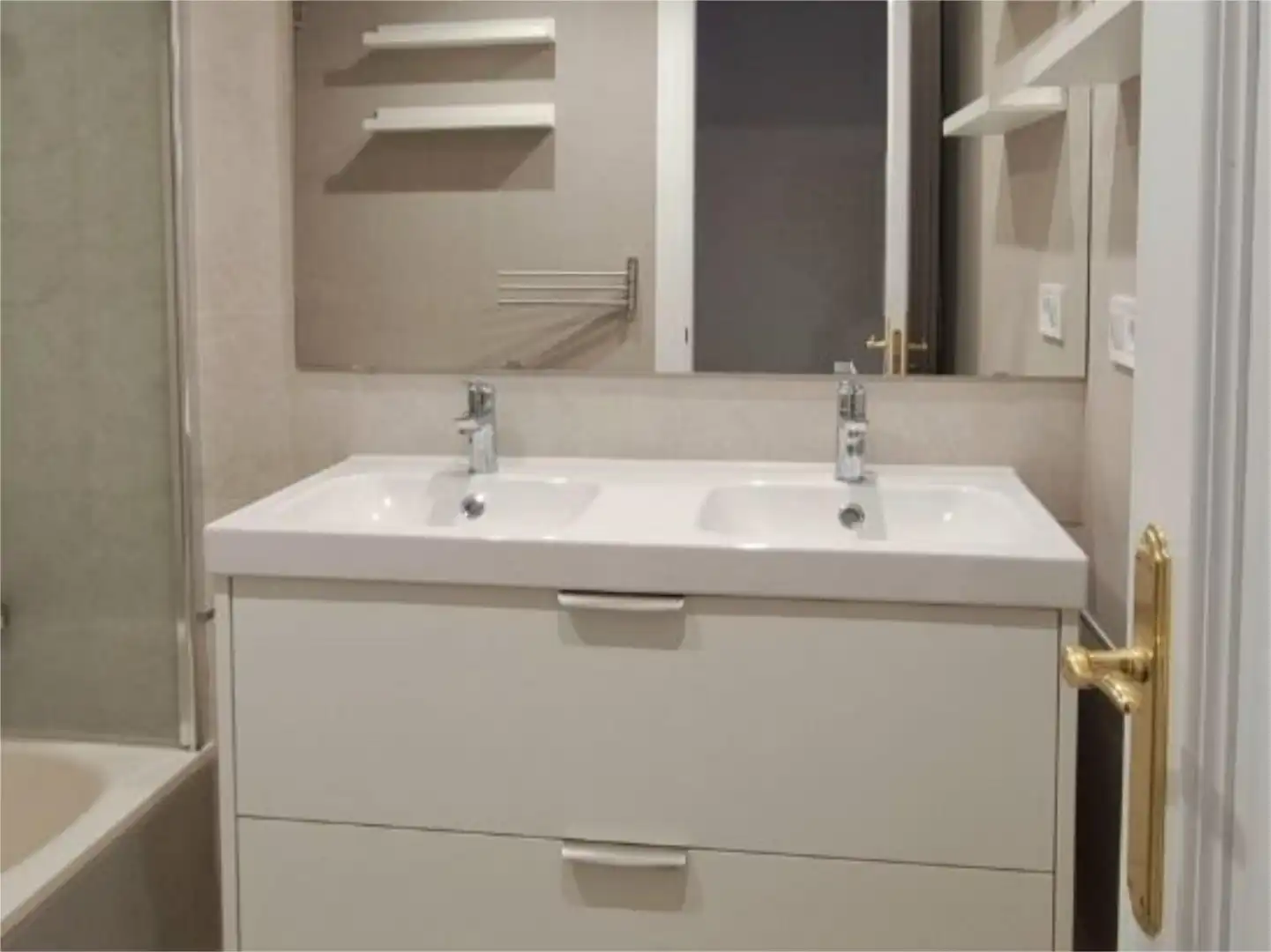 Piso en venta en Avenida de la Constitución, Barrio del Centro Baño de Piso en venta en Gijón con Calefacción, Parquet y Terraza
