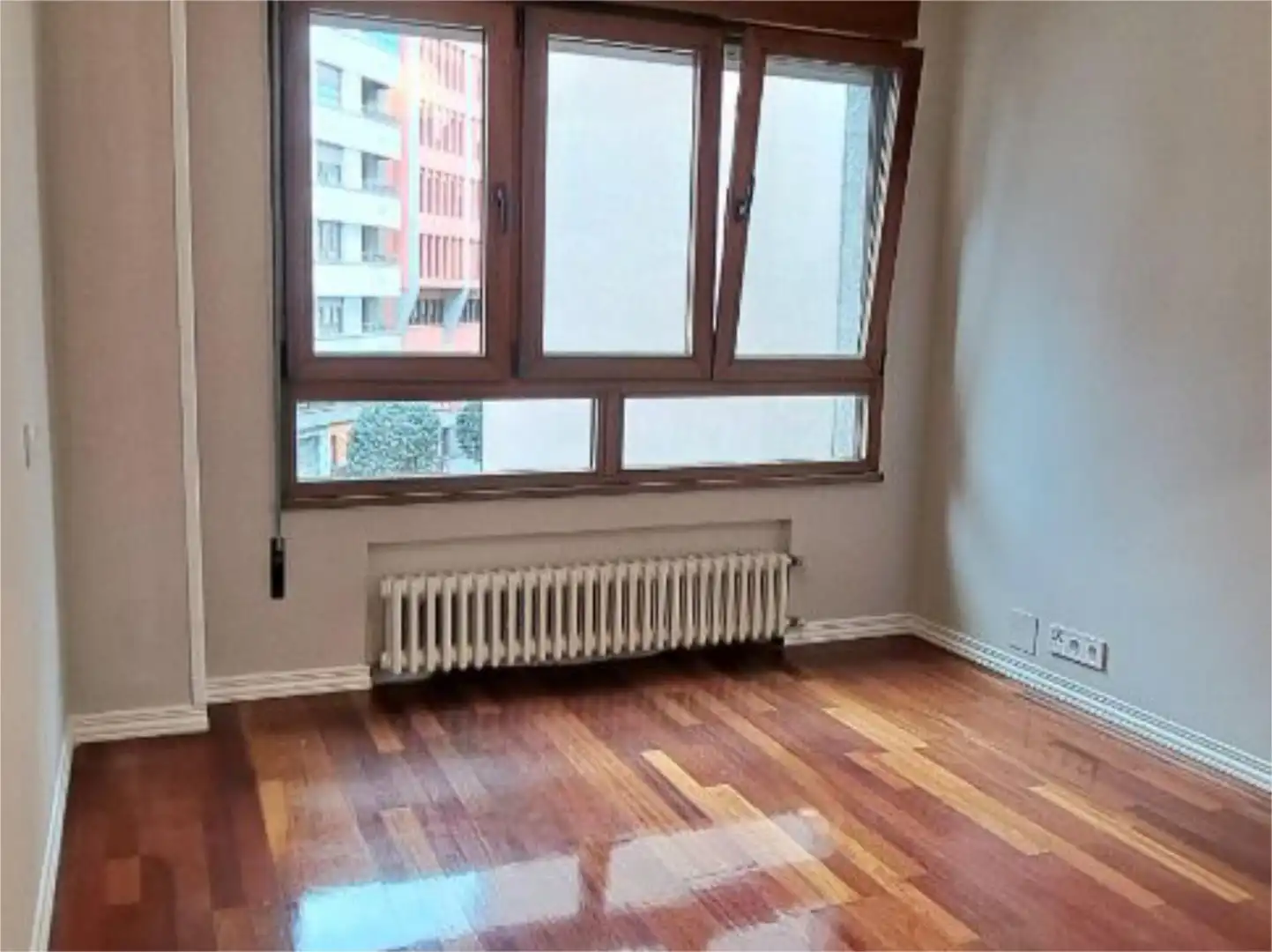 Piso en venta en Avenida de la Constitución, Barrio del Centro Habitación de Piso en venta en Gijón con Calefacción, Parquet y Terraza