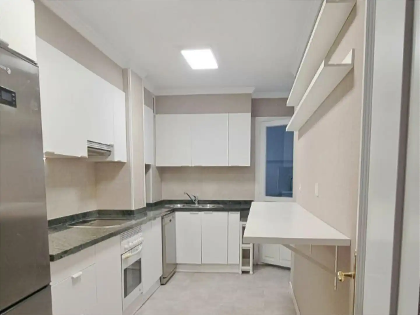 Piso en venta en Avenida de la Constitución, Barrio del Centro Cocina de Piso en venta en Gijón con Calefacción, Parquet y Terraza