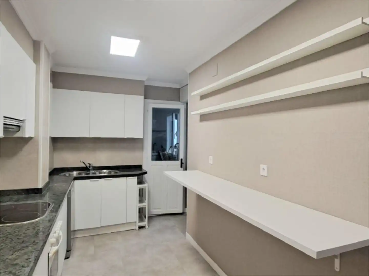 Piso en venta en Avenida de la Constitución, Barrio del Centro Cocina de Piso en venta en Gijón con Calefacción, Parquet y Terraza